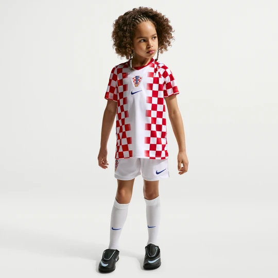 Zdjęcie produktu Trzyczęściowy strój piłkarski dla małych dzieci Nike Chorwacja Stadium 2026 (wersja domowa) – replika - Biel