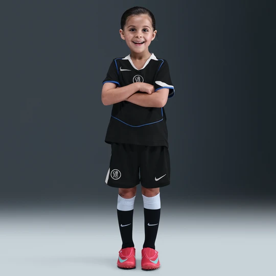 Zdjęcie produktu Trzyczęściowy strój piłkarski dla małych dzieci Nike Dri-FIT Total 90 Chelsea F.C. Stadium 2025 / 26 (wersja trzecia) - Czerń