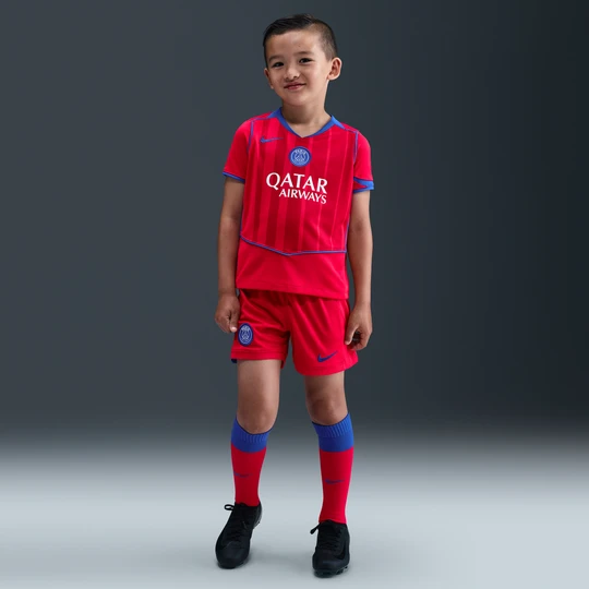 Zdjęcie produktu Trzyczęściowy strój piłkarski dla małych dzieci Nike Dri-FIT Total 90 Paris Saint-Germain Stadium 2025 / 26 (wersja trzecia) - Czerwony