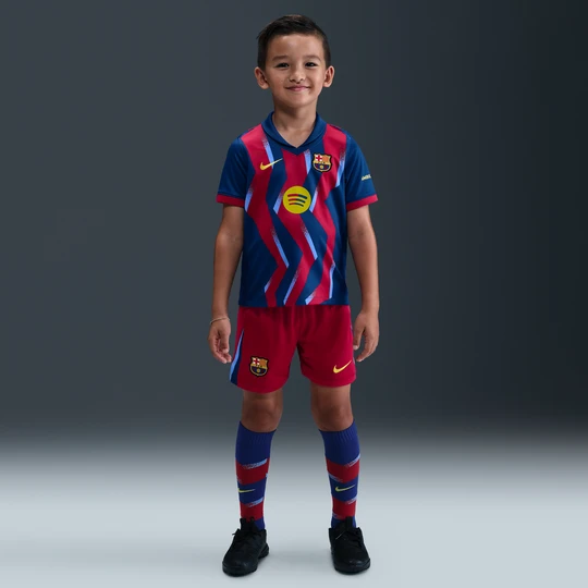 Zdjęcie produktu Trzyczęściowy strój piłkarski dla małych dzieci Nike FC Barcelona Stadium 2025/26 (wersja czwarta) – replika - Niebieski