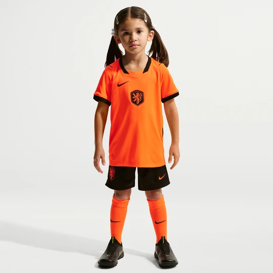 Zdjęcie produktu Trzyczęściowy strój piłkarski dla małych dzieci Nike Holandia Stadium 2026 (wersja domowa) – replika - Pomarańczowy