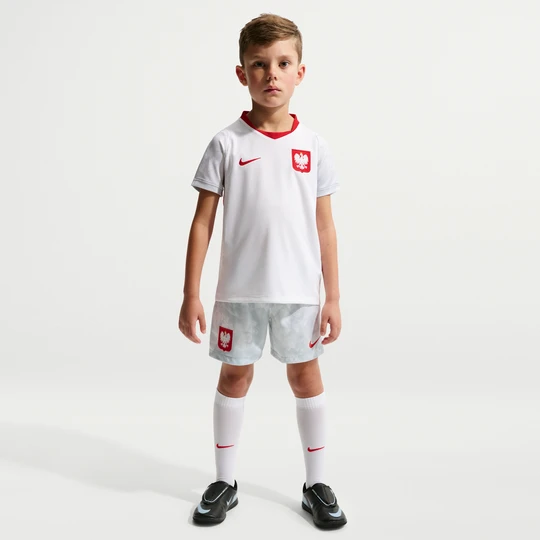 Zdjęcie produktu Trzyczęściowy strój piłkarski dla małych dzieci Nike Polska Stadium 2026 (wersja domowa) – replika - Biel