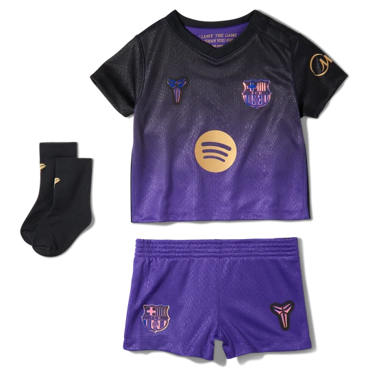 Zdjęcie produktu Trzyczęściowy strój piłkarski dla niemowląt i maluchów Kobe FC Barcelona Stadium 2026 / 27 (wersja wyjazdowa) – replika - Fiolet Nike