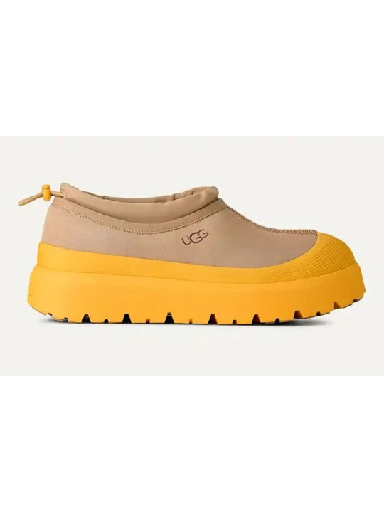 Zdjęcie produktu UGG Skórzane slippersy "Tasman Weather" w kolorze beżowo-żółtym rozmiar: 44