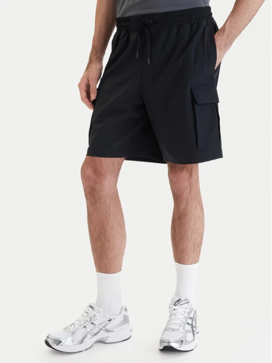Zdjęcie produktu Under Armour Szorty sportowe UA Vibe Woven Cargo 1386560 Czarny Regular Fit