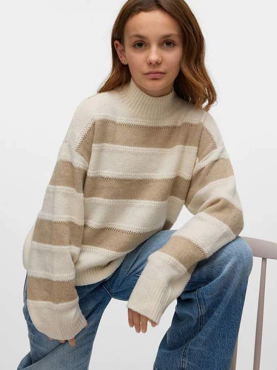 Zdjęcie produktu Vero Moda Girl Golf "Minez" w kolorze kremowo-beżowym rozmiar: 134/140