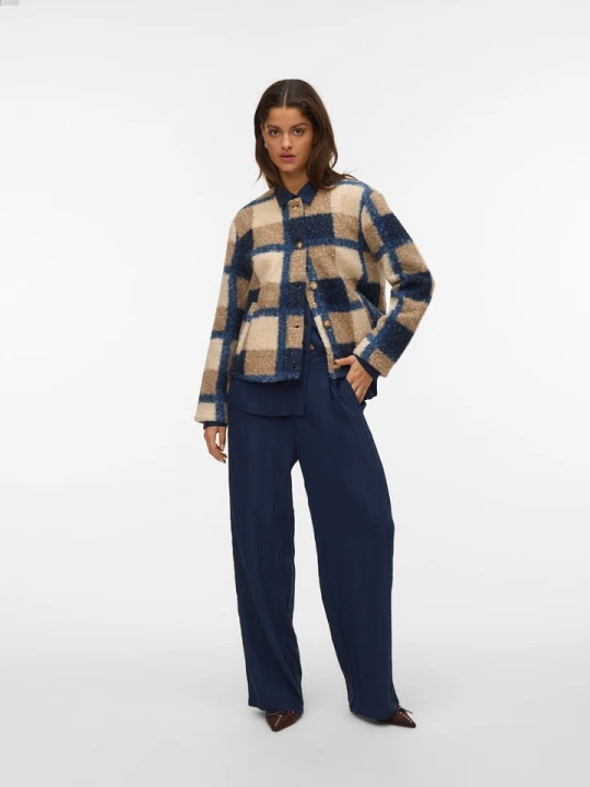 Zdjęcie produktu Vero Moda Kurtka pluszowa w kolorze beżowo-granatowym rozmiar: XS