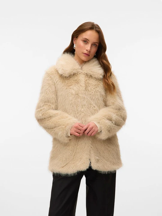 Zdjęcie produktu Vero Moda Kurtka "VMGLORIA" w kolorze beżowym ze sztucznego futerka rozmiar: M
