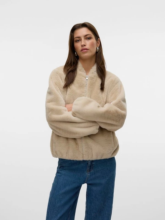Zdjęcie produktu Vero Moda Kurtka "VMSONJALIGA" w kolorze beżowym ze sztucznego futerka rozmiar: L