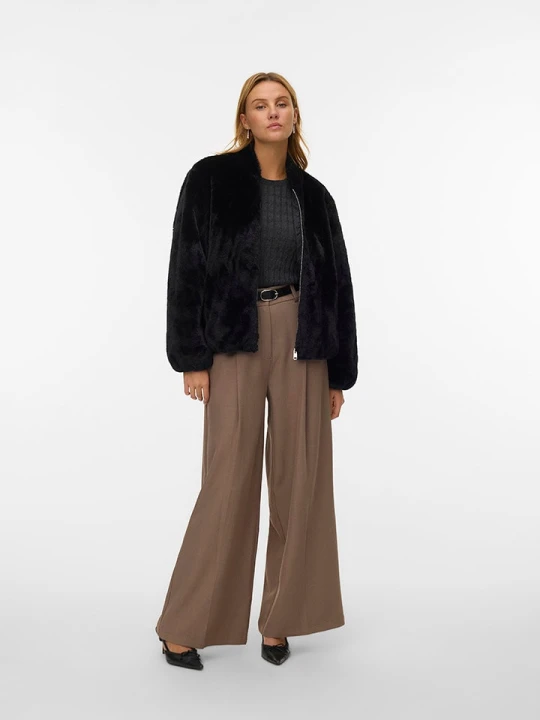 Zdjęcie produktu Vero Moda Kurtka "VMSONJALIGA" w kolorze czarnym ze sztucznego futerka rozmiar: XS
