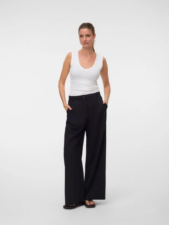 Zdjęcie produktu Vero Moda Spodnie w kolorze czarnym rozmiar: 44 / L32