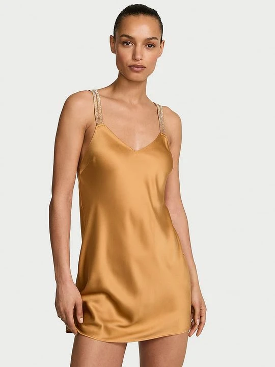 Zdjęcie produktu Very Sexy Koszulka nocna satynowa z błyszczącymi ramiączkami Gradient Shine Strap Slip Victoria's Secret Brązowy