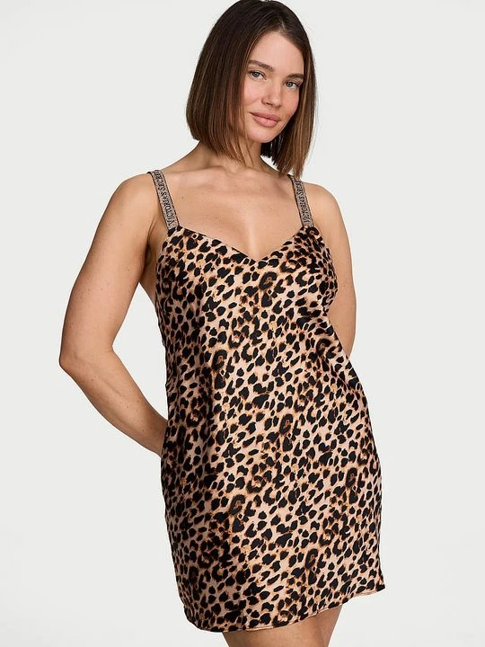 Zdjęcie produktu Very Sexy Koszulka nocna satynowa z błyszczącymi ramiączkami i paseczkami z tyłu Shine Strap Slip Victoria's Secret Motyw zwierzęcy