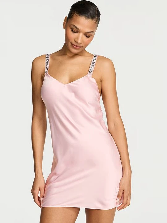 Zdjęcie produktu Very Sexy Koszulka nocna satynowa z błyszczącymi ramiączkami Scattered Shine Strap Slip Victoria's Secret Różowy