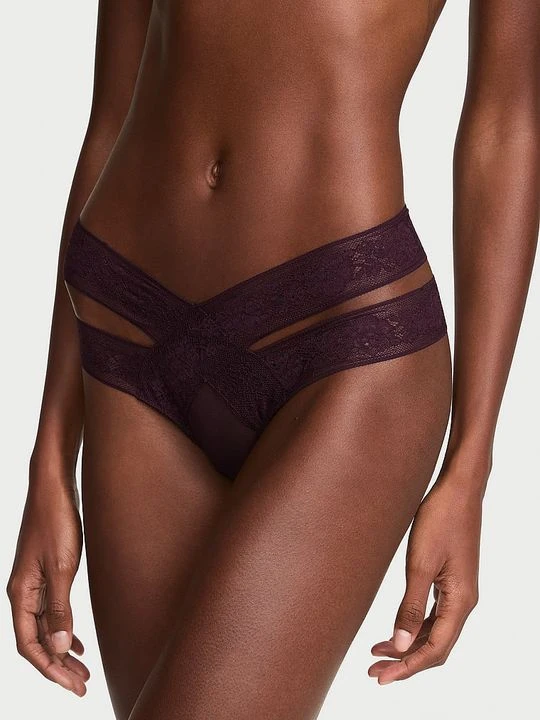 Zdjęcie produktu Very Sexy Majtki z wycięciami i z koronką Strappy Cut-Out Cheeky Victoria's Secret Fioletowy