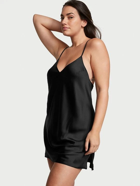 Zdjęcie produktu Victoria' Secret Koszulka nocna satynowa na cienkich ramiączkach odsłaniająca plecy Open-Back Slip Victoria's Secret Czarny