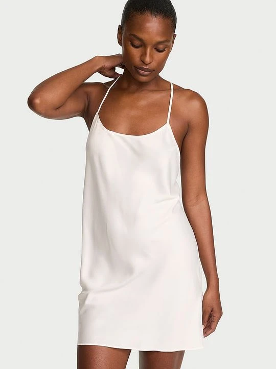 Zdjęcie produktu Victoria's Secret Koszulka nocna satynowa na cienkich ramiączkach odsłaniająca plecy Open-Back Slip Biały