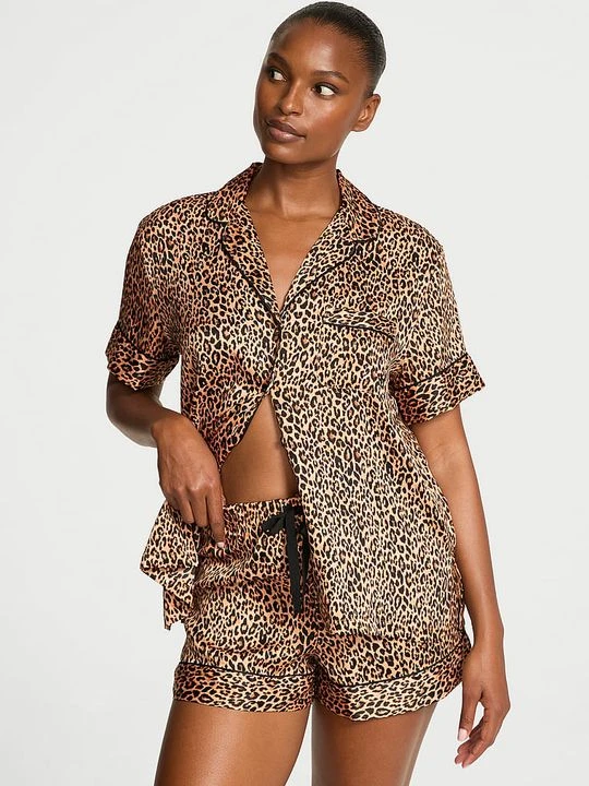 Zdjęcie produktu Victoria's Secret Piżama satynowa błyszcząca z szortami Glazed Satin Motyw zwierzęcy