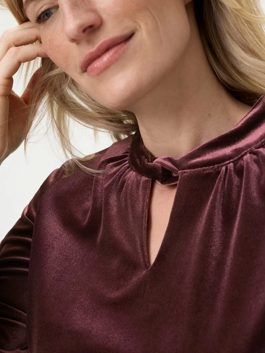 Zdjęcie produktu Welurowa bluzka damska Hannah z dekoltem w łezkę – Liaison en Vogue Olsen