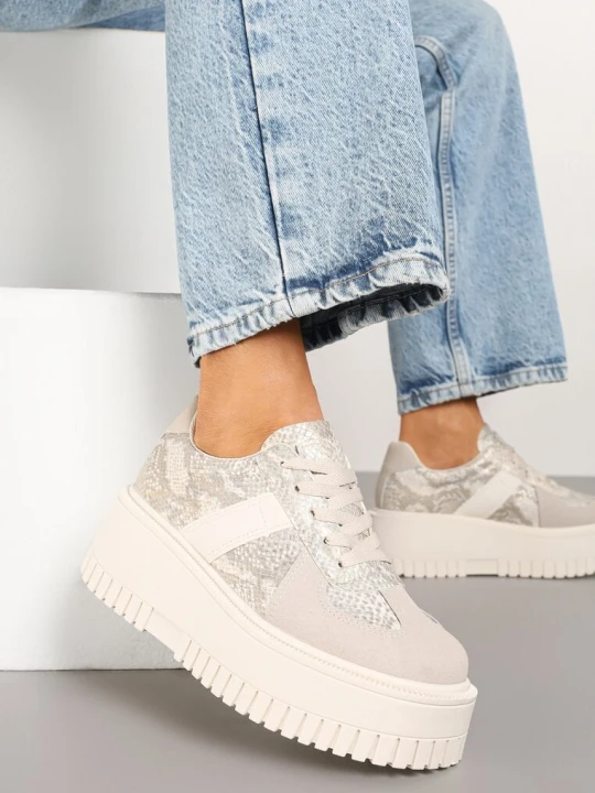 Zdjęcie produktu Beżowe Sneakersy Typu Tenisówki na Żłobionej Platformie Ozdobione Wężowym Motywem Lorreia Ideal