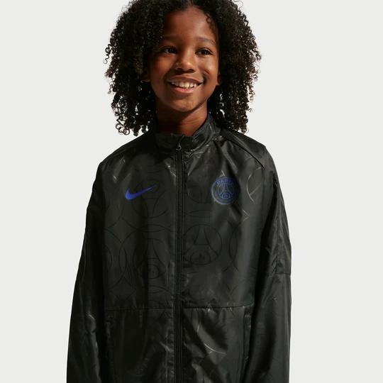 Zdjęcie produktu Wodoodporna kurtka piłkarska dla dużych dzieci Nike Paris Saint-Germain Academy AWF (wersja domowa) - Czerń