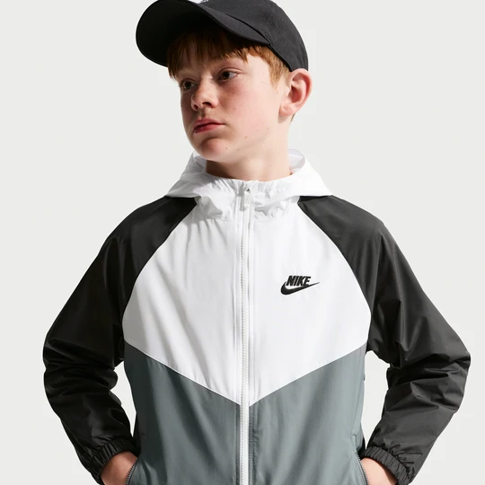 Zdjęcie produktu Wodoodporna kurtka z kapturem dla dużych dzieci Nike Windrunner - Biel