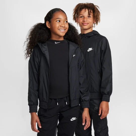 Zdjęcie produktu Wodoodporna kurtka z kapturem dla dużych dzieci Nike Windrunner - Czerń