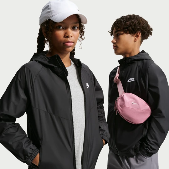 Zdjęcie produktu Wodoodporna kurtka z kapturem dla dużych dzieci Nike Windrunner - Czerń