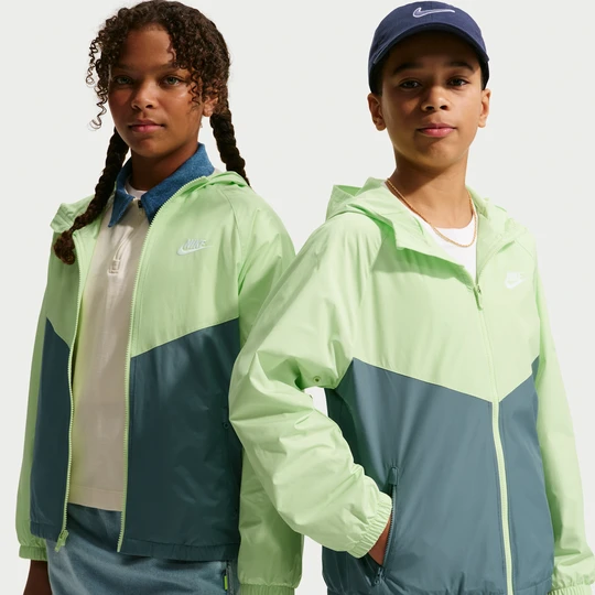 Zdjęcie produktu Wodoodporna kurtka z kapturem dla dużych dzieci Nike Windrunner - Zieleń