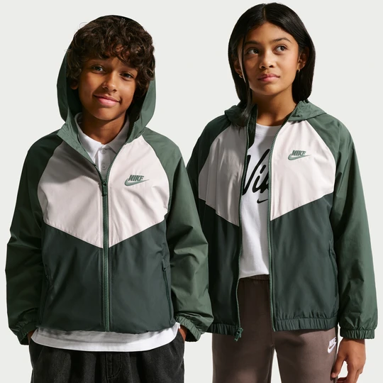 Zdjęcie produktu Wodoodporna kurtka z kapturem dla dużych dzieci Nike Windrunner - Zieleń