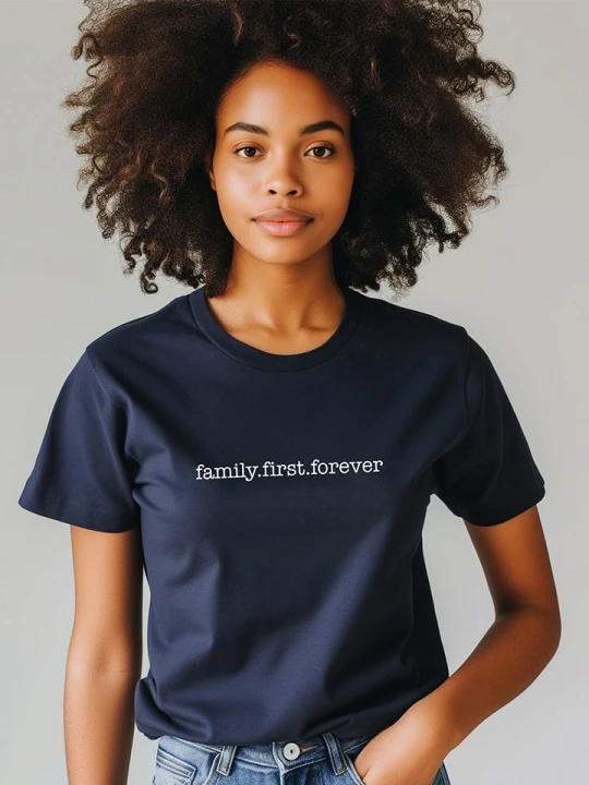 Zdjęcie produktu WOOOP Koszulka "Family First Forever" w kolorze granatowym rozmiar: M