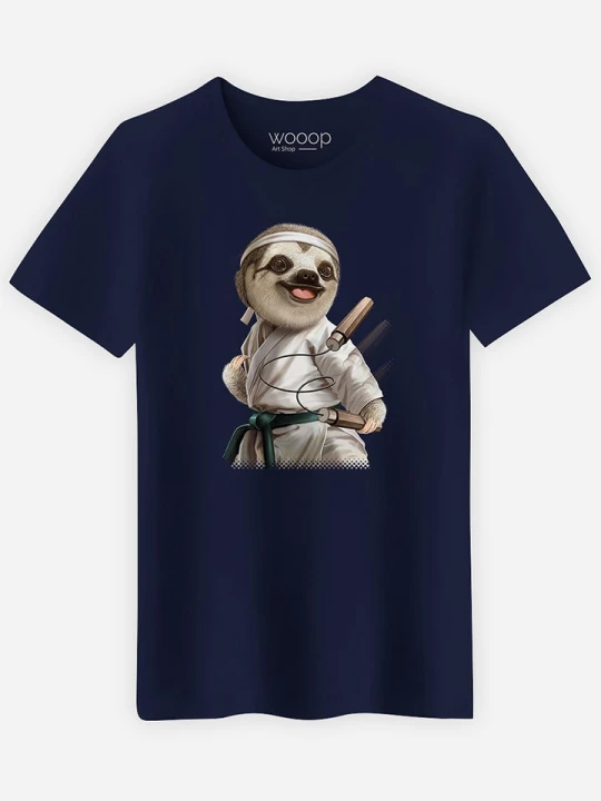 Zdjęcie produktu WOOOP Koszulka "Karate Sloth" w kolorze granatowym rozmiar: S