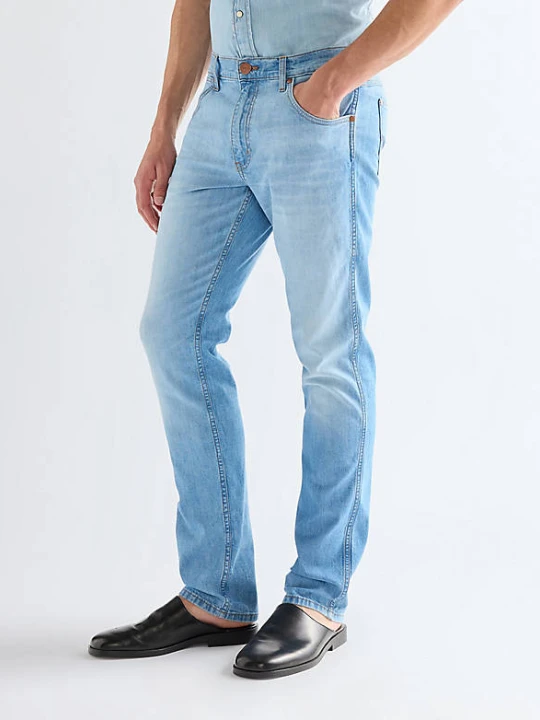 Zdjęcie produktu Wrangler Greensboro Straight Lightweight Low Stretch Jean Light Wash Size 44 x34