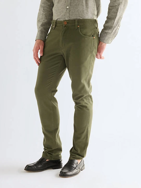 Zdjęcie produktu Wrangler Greensboro Straight Lightweight Pant Deep Depths Size 44 x34