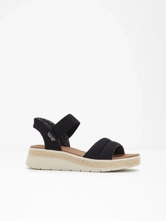 Zdjęcie produktu Wsuwane sandały na koturnie marki Skechers BonPrix czarny