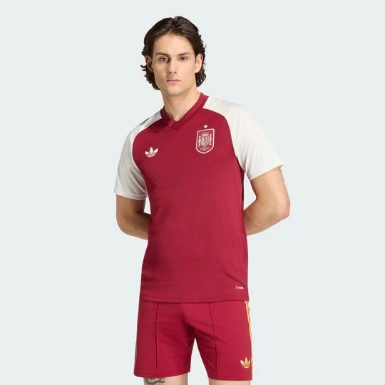 Zdjęcie produktu Wyjazdowa koszulka przedmeczowa Hiszpania 26 Adidas Team Coll Burgundy 2