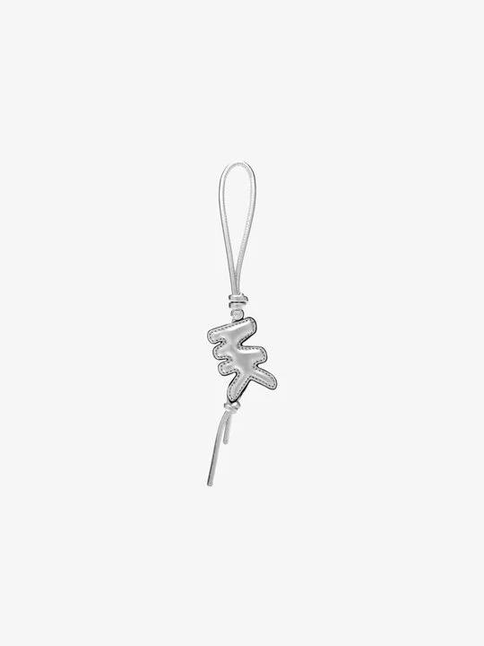 Zdjęcie produktu Wypukła zawieszka do torebki z wypukłym logo z metalicznej skóry Michael Kors SREBRNY (Srebrny)