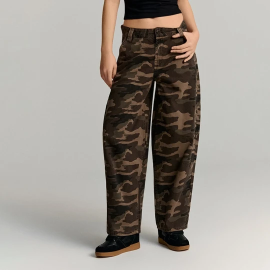 Zdjęcie produktu Wzorzyste spodnie baggy z motywem camo z zaszewkami House
