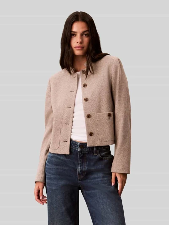 Zdjęcie produktu Żakiet w kroju regular fit, krótki, z naszywką z logo Calvin Klein Jasnobrązowy