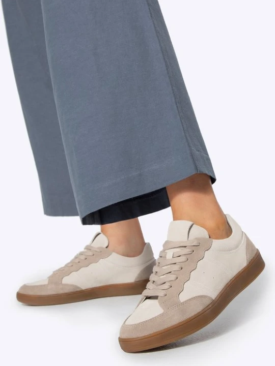 Zdjęcie produktu Zamszowe sneakersy z kontrastowymi elementami beżowe Wittchen