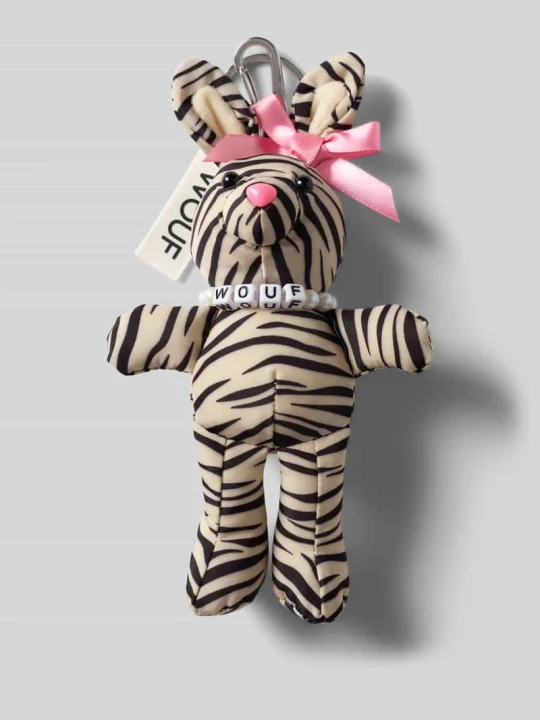 Zdjęcie produktu Zawieszka w zebrzym wzorze model 'Zebra Hit Rabbit' WOUF Écru