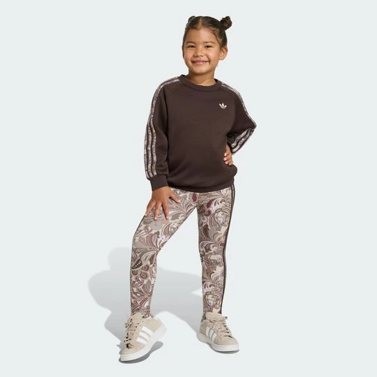 Zdjęcie produktu Zestaw adidas x Liberty London z bardzo dużą bluzą z zaokrąglonym dekoltem i legginsami brązowy