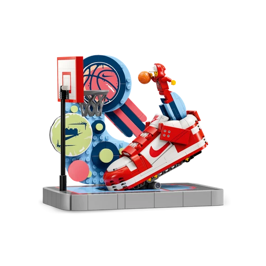 Zdjęcie produktu Zestaw klocków do budowania z ekskluzywną minifigurką Nike Dunk Trickshot x LEGO® Set - Czerwony