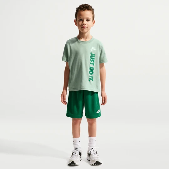 Zdjęcie produktu Zestaw T-shirt z nadrukiem „Just Do It” i spodenki z siateczki dla małych dzieci Nike - Zieleń