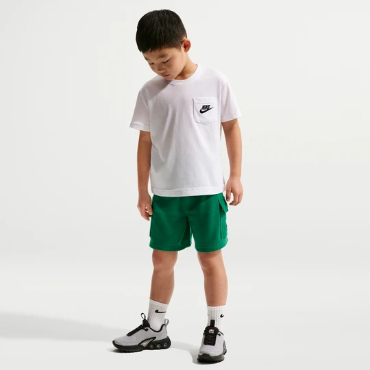 Zdjęcie produktu Zestaw z T-shirtem z kieszenią i spodenkami z dzianiny dresowej dla małych dzieci Nike - Zieleń
