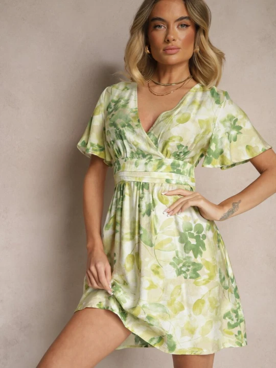 Zdjęcie produktu Zielona Rozkloszowana Sukienka z Wiskozą w Kwiaty z Kopertowym Dekoltem Zeledia Unigirl
