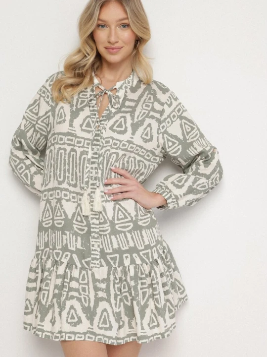 Zdjęcie produktu Zielona Wiskozowa Sukienka w Etniczny Wzór o Rozkloszowanym Kroju z Wiązaniem Nalpio M&d Fashion
