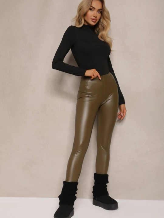 Zdjęcie produktu Zielone Legginsy High Waist z Imitacji Skóry z Gumką w Pasie Ozdobione Guzikami Sinairis Defox