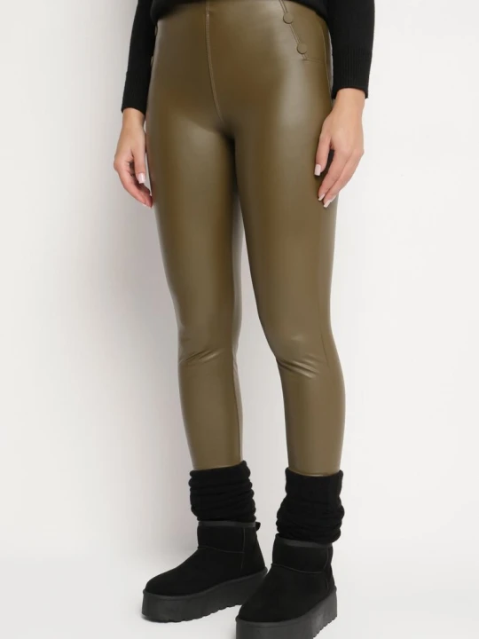 Zdjęcie produktu Zielone Legginsy z Ekoskóry z Guzikami Wysokim Stanem i Gumką w Talii Sintheria Defox