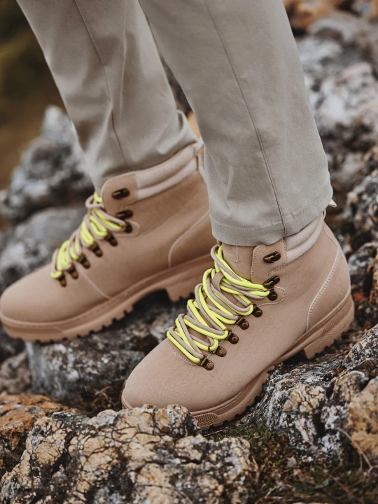 Zdjęcie produktu Zimowe buty męskie trekkingowe z kontrastowymi sznurówkami - piaskowe V1 - Rozmiar: 40 Ombre Clothing piaskowy